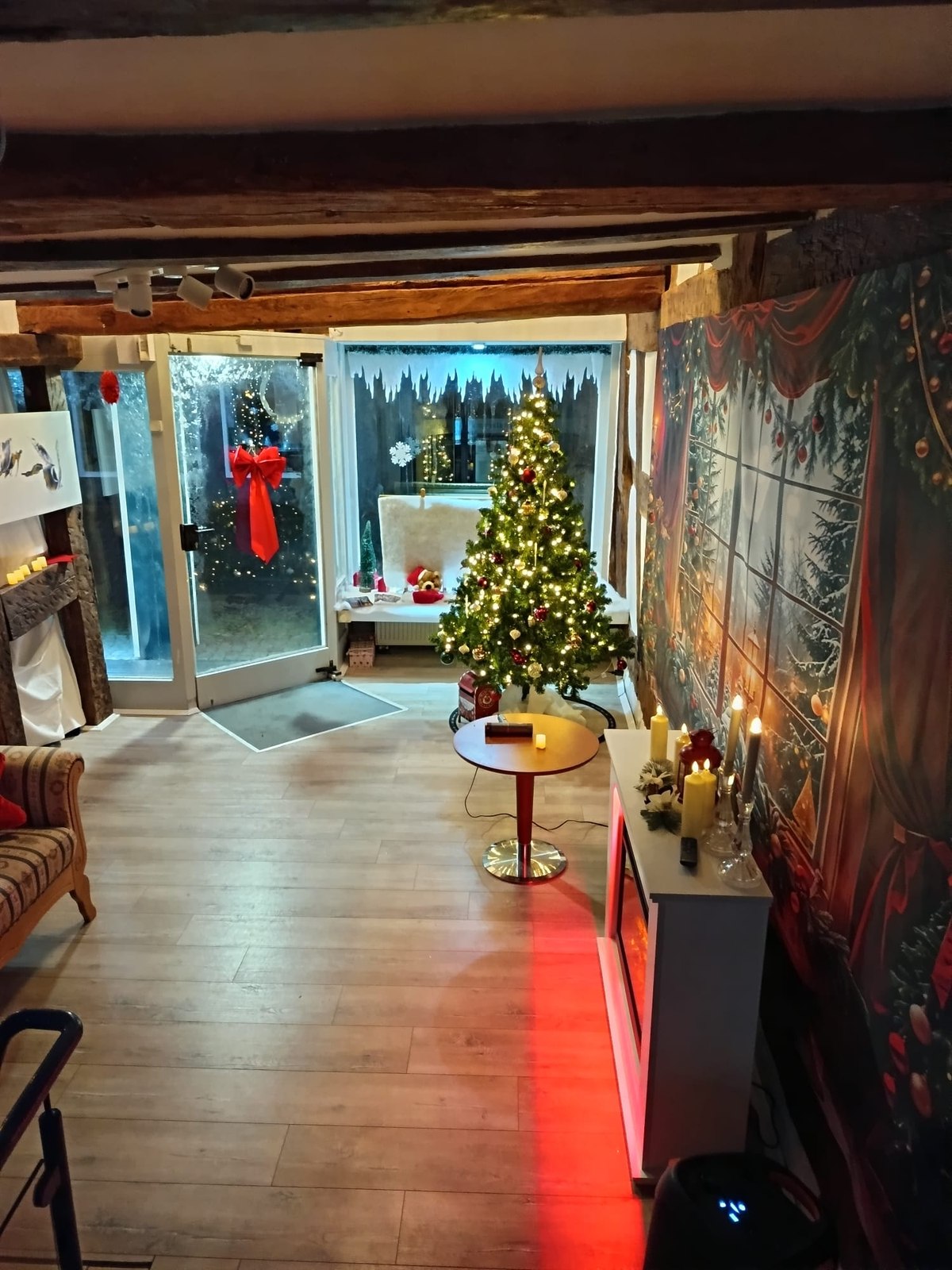 Weihnachtlich geschmückter Living Room mit Fachwerk und Christbaum
